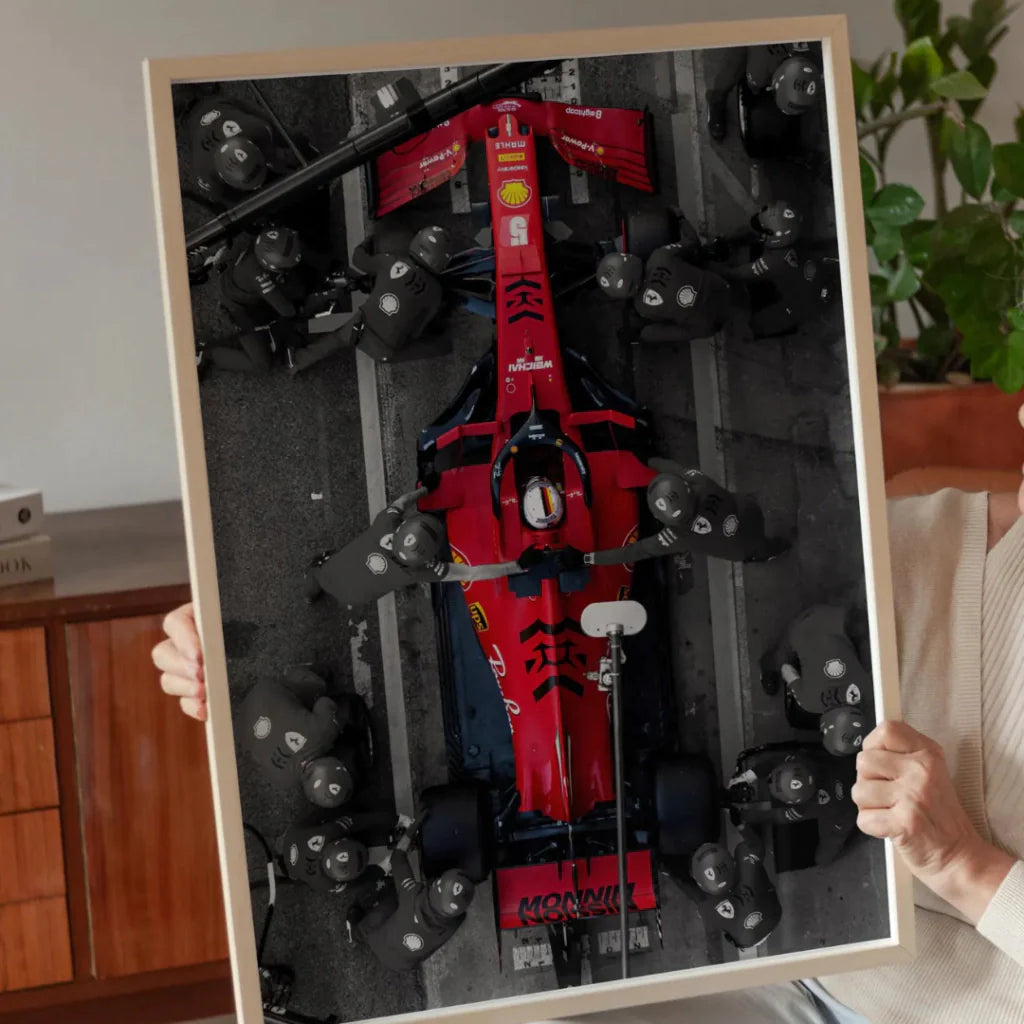 Cuadro de Ferrari de Fórmula 1 en boxes