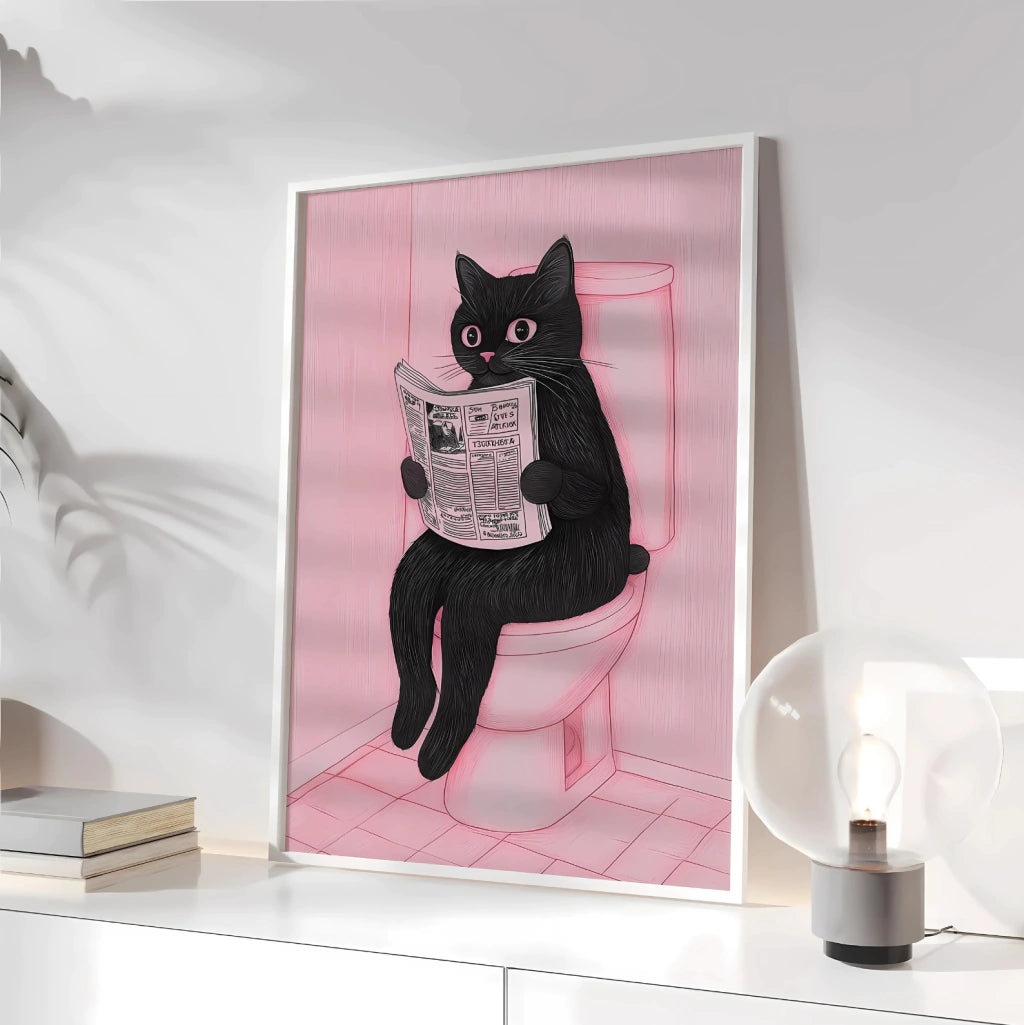 Cuadro Decorativo Gato Negro Sentado En Baño Rosa Leyendo Un Diario